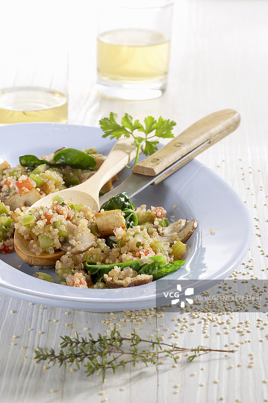 藜麦、豆腐、蘑菇和蔬菜什锦饭图片素材