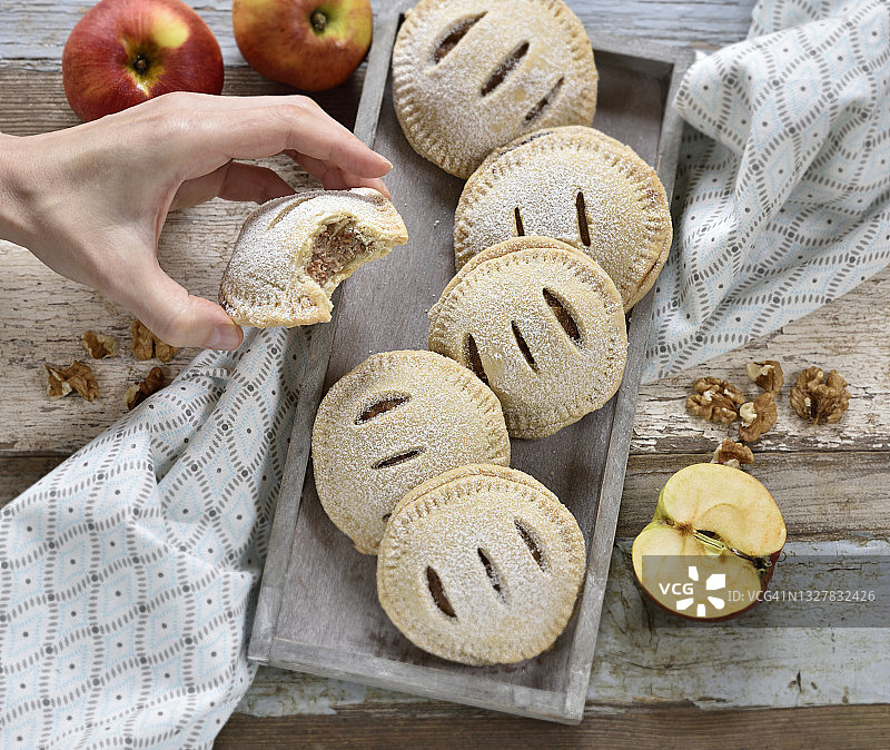 苹果、核桃和葡萄干酥皮馅饼（纯素）图片素材