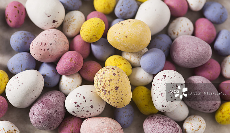 巧克力复活节迷你微型彩蛋的俯视全景图片素材