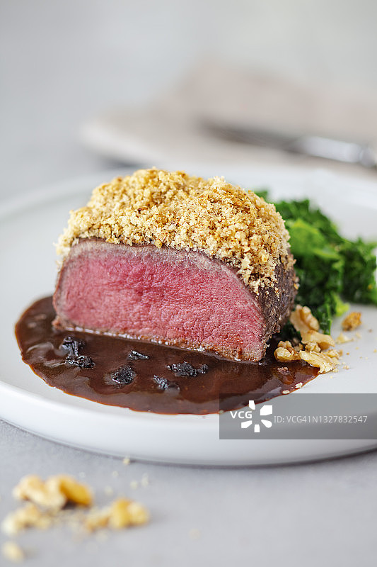 粉色坚果皮炸鹿肉图片素材