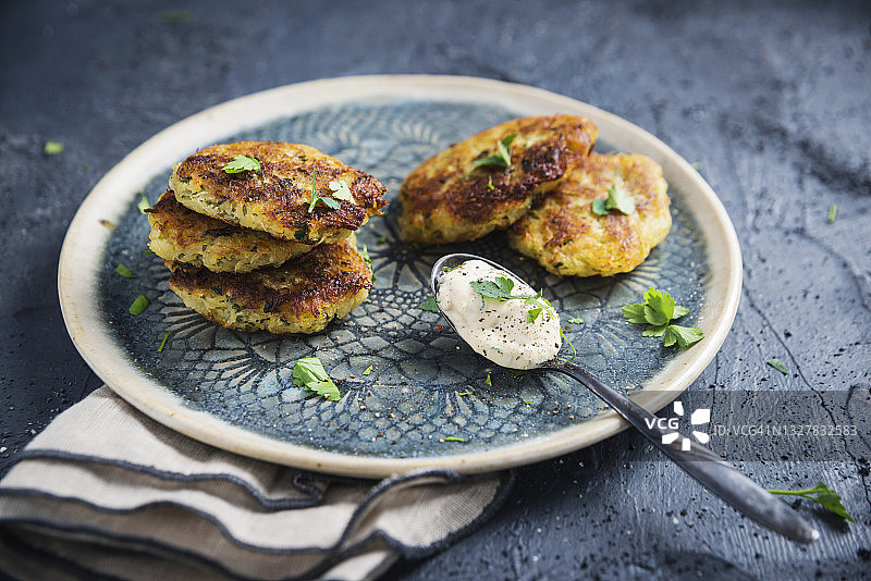 纯素土豆和芹菜根油炸饼图片素材