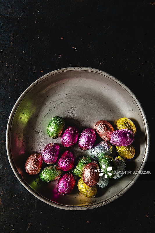 包裹在明亮锡箔纸中的巧克力蛋图片素材