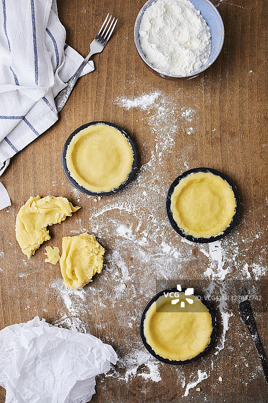 准备烘烤的迷你挞皮图片素材