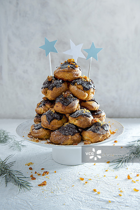 奶油黑巧克力果仁糖泡芙塔图片素材