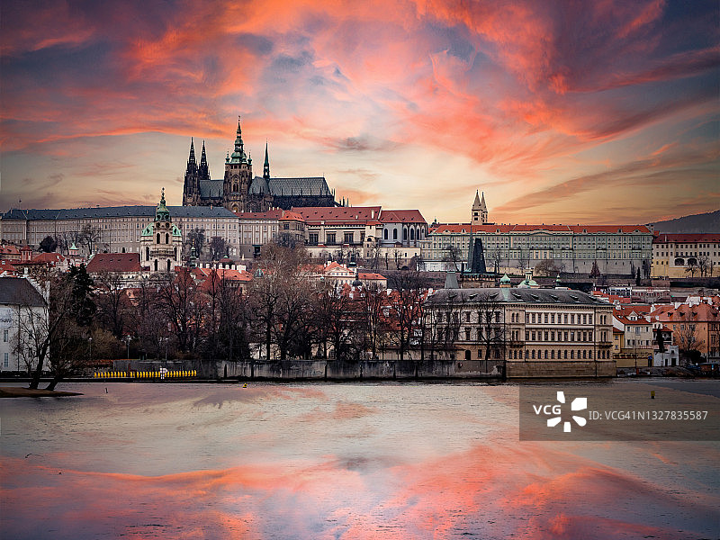 捷克共和国首都布拉格的伏尔塔瓦河日落图片素材