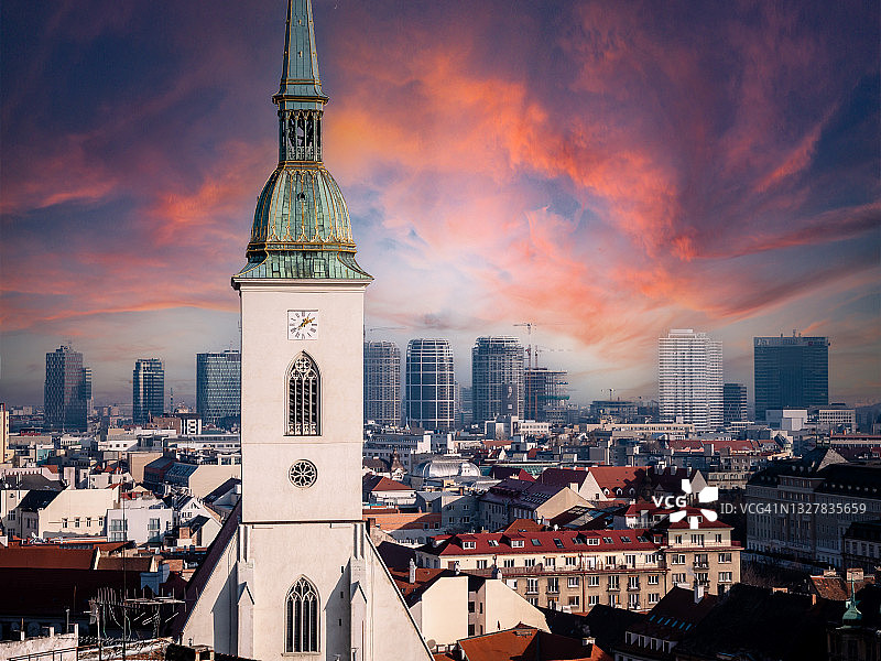 斯洛伐克布拉迪斯拉发日落时分的城市屋顶天际线图片素材