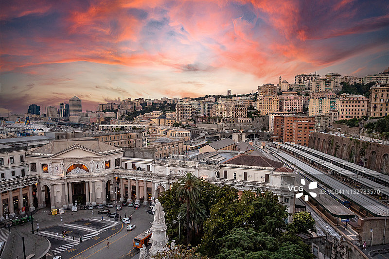 意大利热那亚日落时分的壮观火车站和城市天际线图片素材