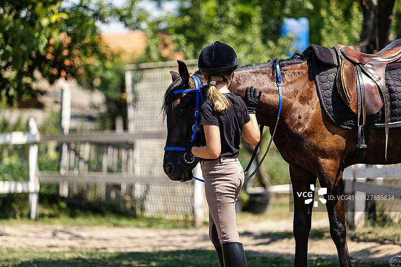 身穿骑行装备与马的漂亮女孩图片素材