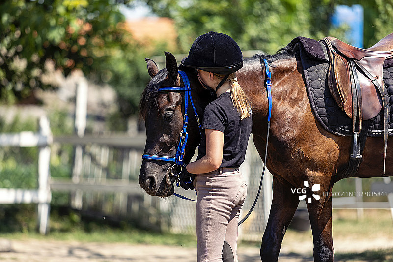 身穿骑行装备与马的漂亮女孩图片素材