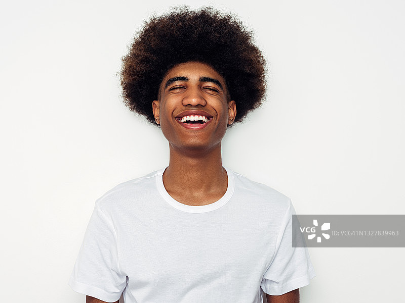 情绪化的非裔美国男人与非洲发型图片素材