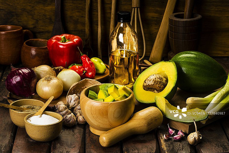 乡村木桌上的牛油果酱和食材图片素材