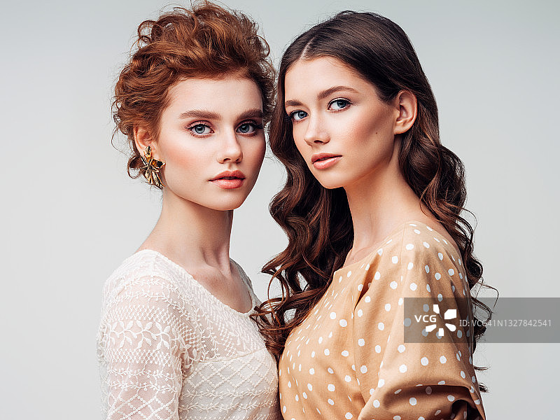 两位美丽的女人图片素材
