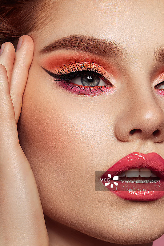 浓妆艳抹的漂亮女人图片素材