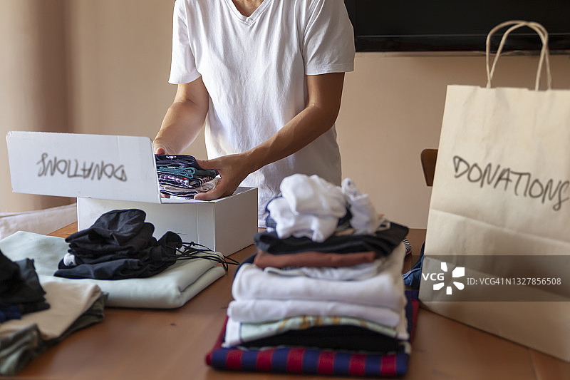准备捐赠的叠好的衣服图片素材