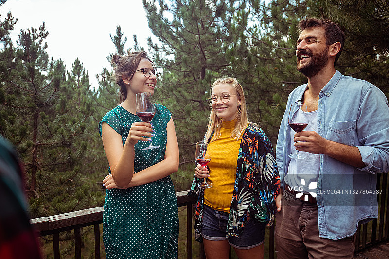 一杯葡萄酒上的休闲聊天图片素材
