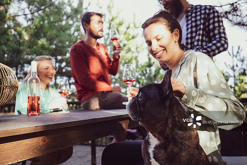 亲密的朋友聚会图片素材