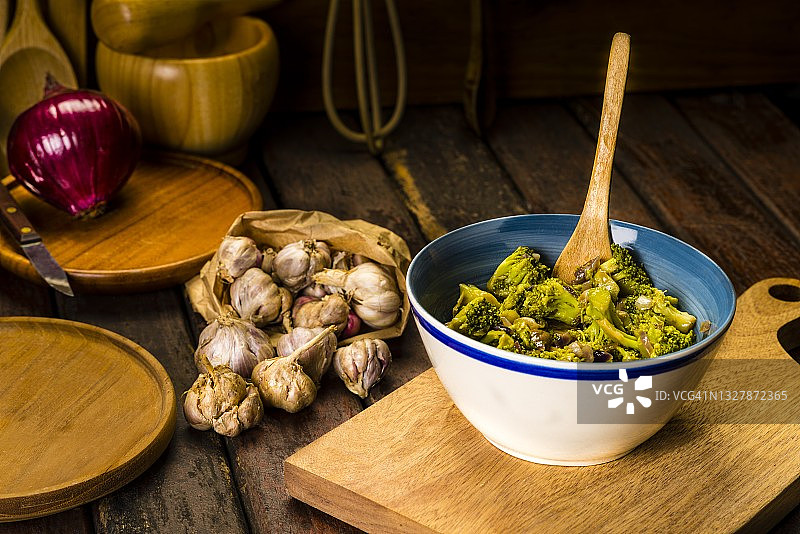 准备享用蚝油西兰花图片素材