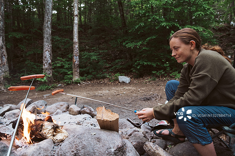 用火烹饪热狗图片素材