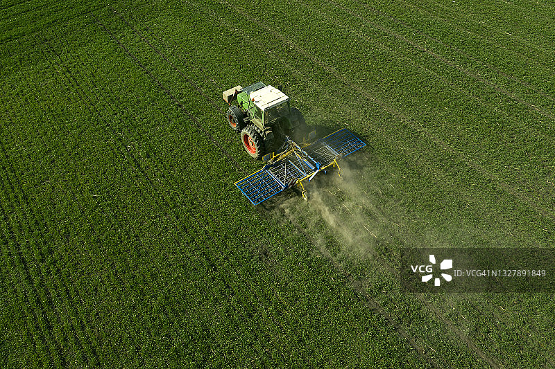 农业拖拉机耕地图片素材