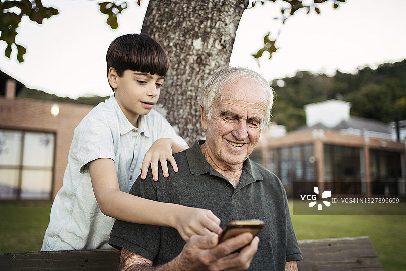孙子教爷爷使用智能手机图片素材