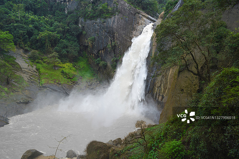 森林中敦欣达瀑布的风景图片素材