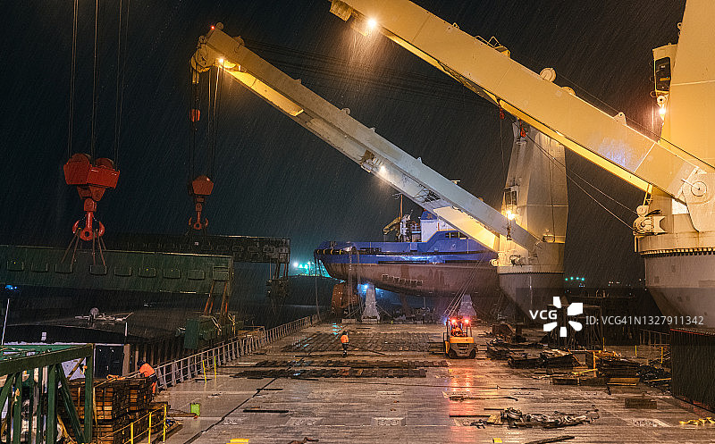 雨中的建筑工地图片素材