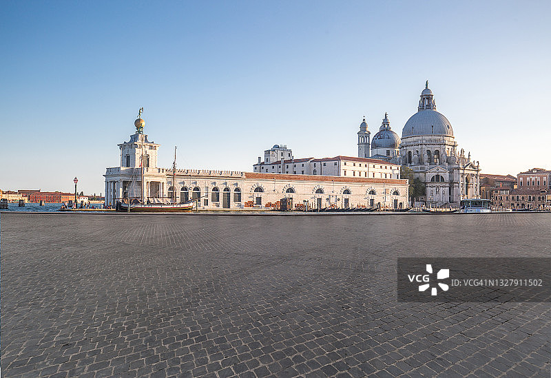空旷的街道与圣玛丽亚·德拉·萨卢特教堂图片素材