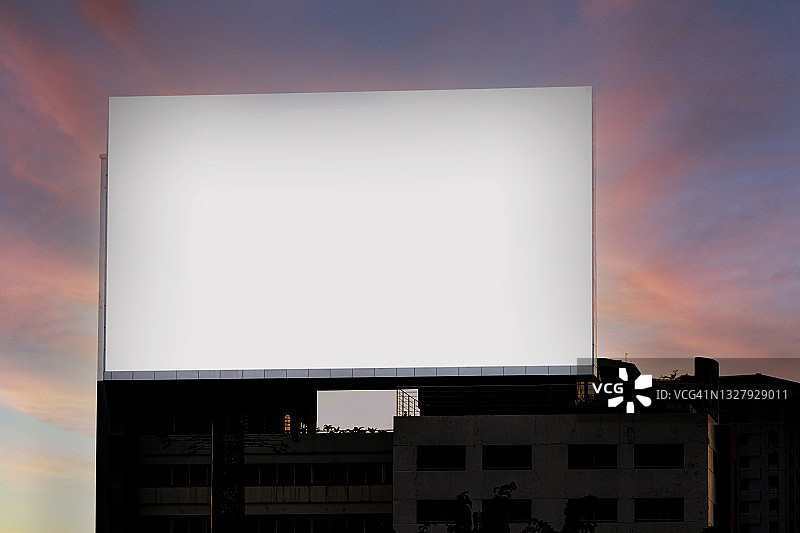 夜晚高速公路上的空白广告媒体展示横幅图片素材