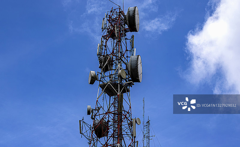 蓝天白云移动背景下的通信塔图片素材