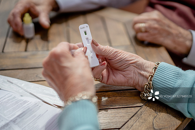 阅读家庭自测PCR结果图片素材
