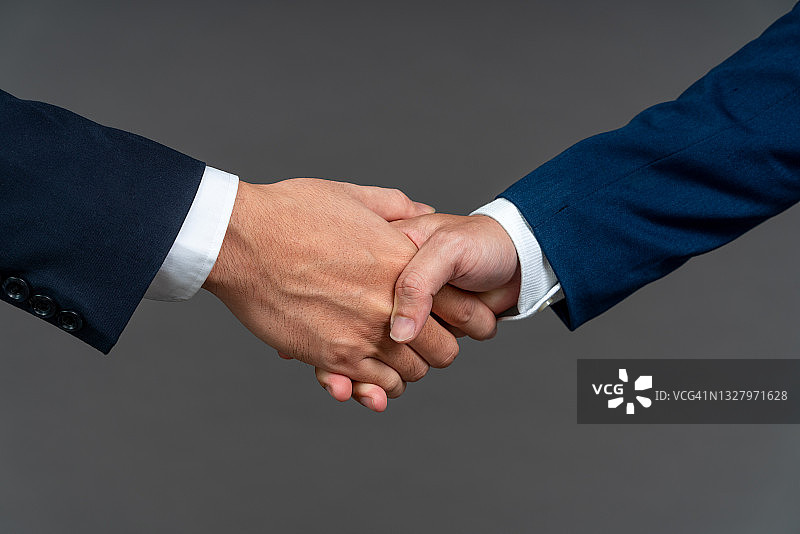 握手-商人握手-商人握手-工作室银色背景，特写，高质量的图像。图片素材