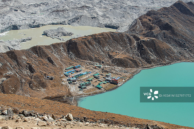 从Gokyo Ri看到的尼泊尔喜马拉雅山区索卢昆布地区的Gokyo村庄景观图片素材