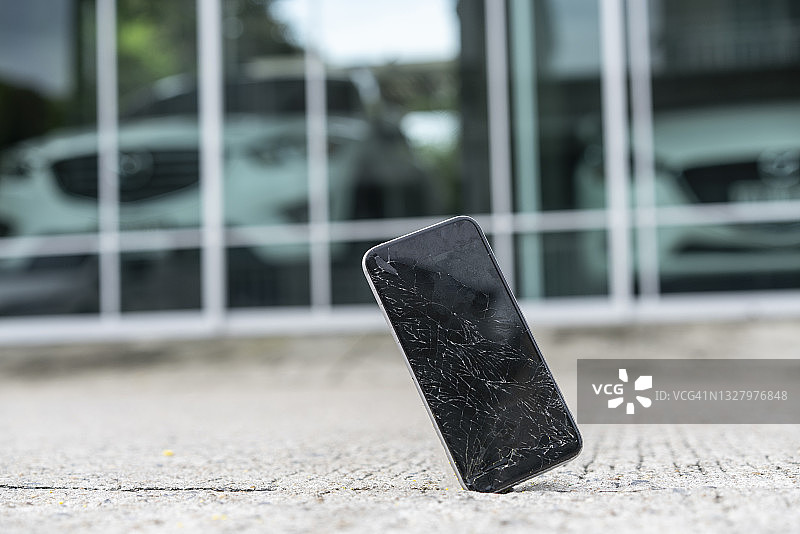 手机掉落在沥青路面上图片素材