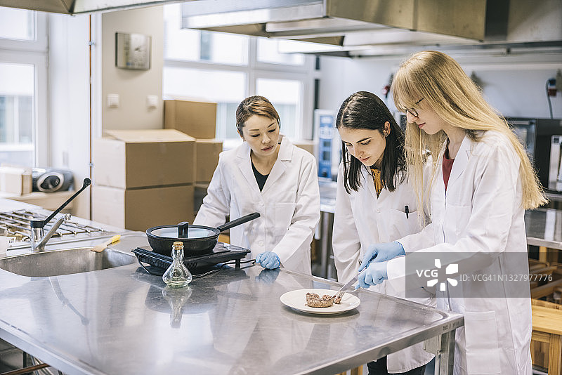 女科学家观察油炸的基因肉图片素材
