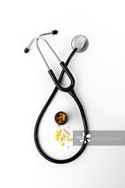 医疗听诊器和药片图片素材