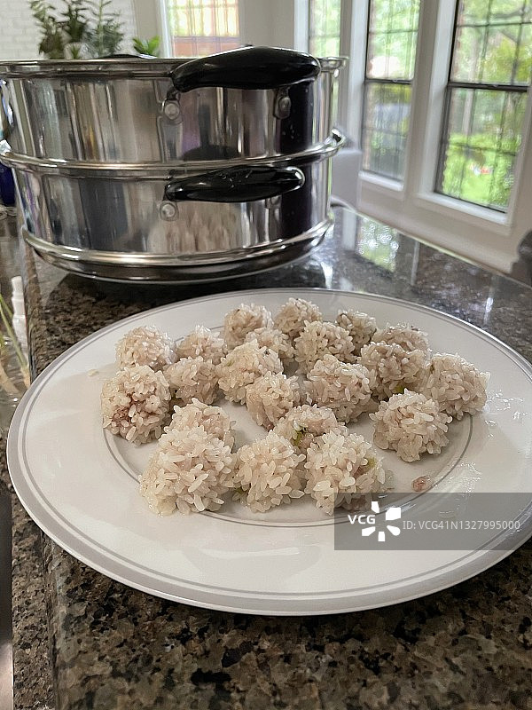自制糯米珍珠肉丸图片素材