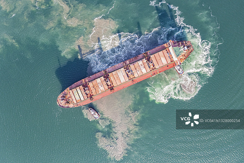 航拍：货船在拖船的协助下驶入港口图片素材