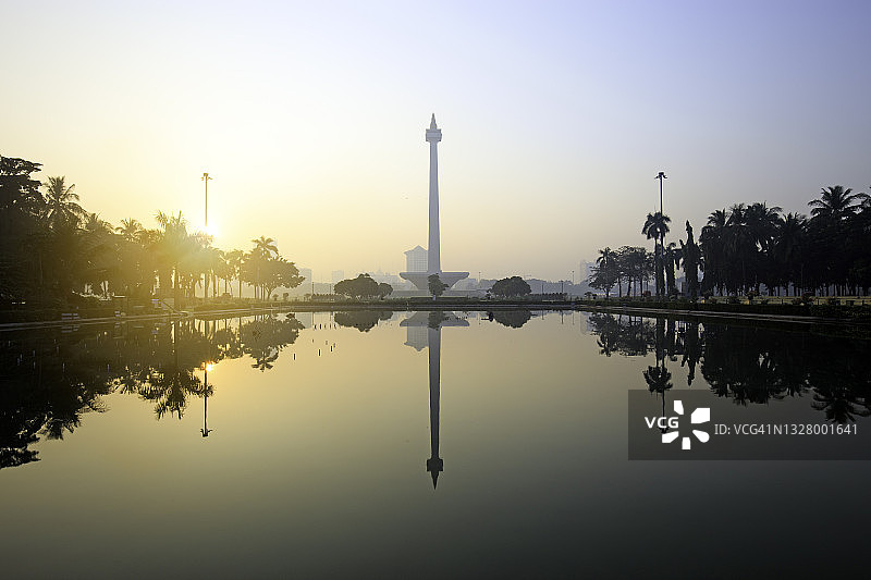 雅加达国家纪念碑倒影图片素材