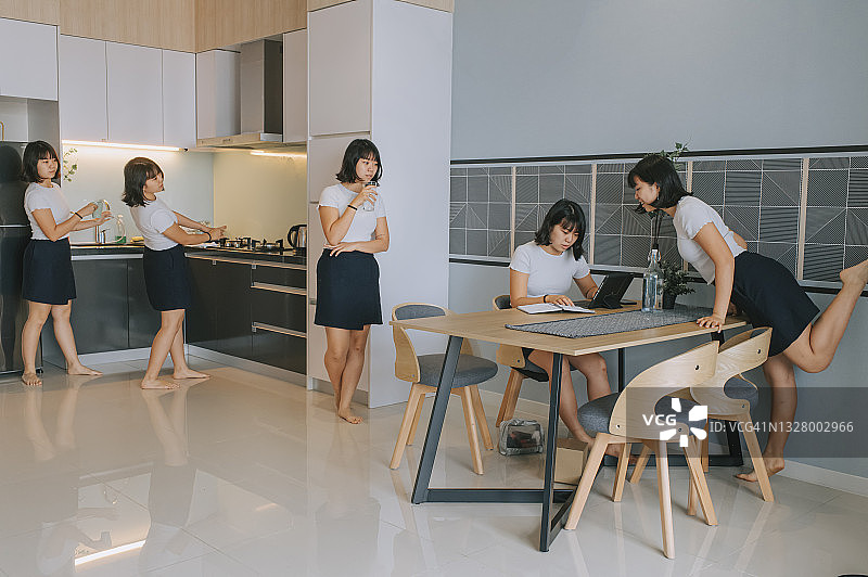 多重曝光：亚洲少女居家使用平板电脑，饮用，观看和玩耍图片素材