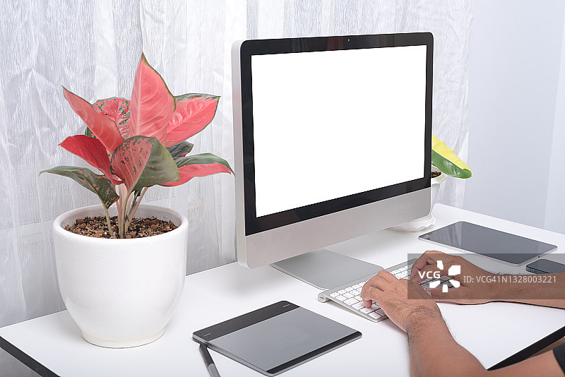 年轻人在家办公，使用台式电脑图片素材