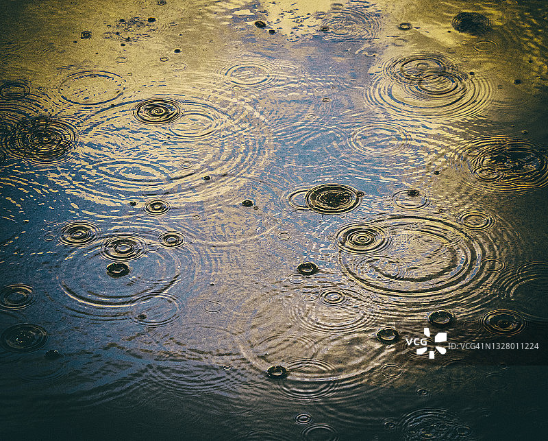 雨滴落入水中，产生涟漪图片素材