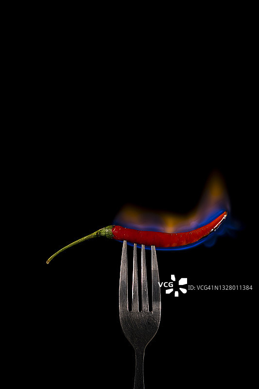 燃烧火焰中的辣椒图片素材