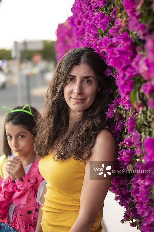 漂亮的母亲和女儿在西班牙街头休闲地摆姿势图片素材