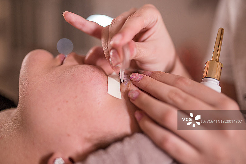 在美容院粘贴睫毛的过程图片素材