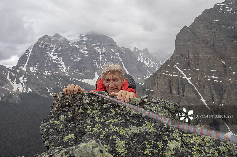 登山者攀登至山顶图片素材