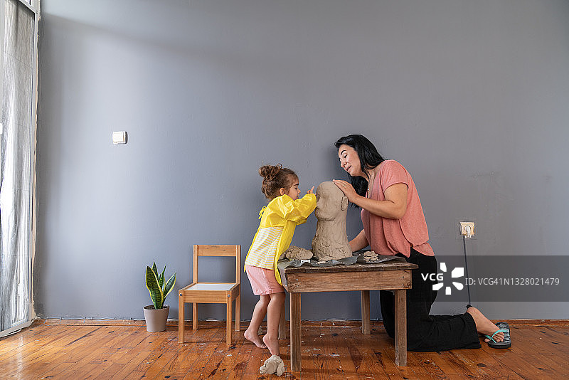 母女制作泥塑照片图片素材