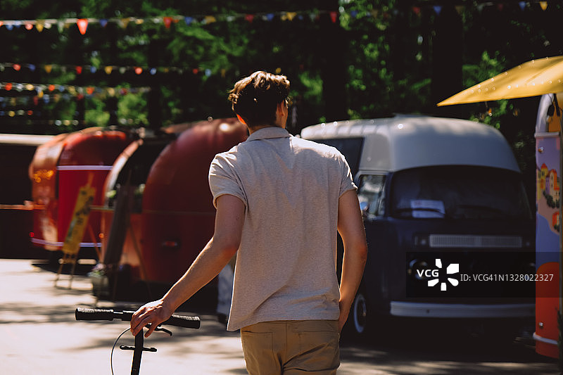 新的街头美食：年轻人在餐车美食节漫步，新常态概念图片素材