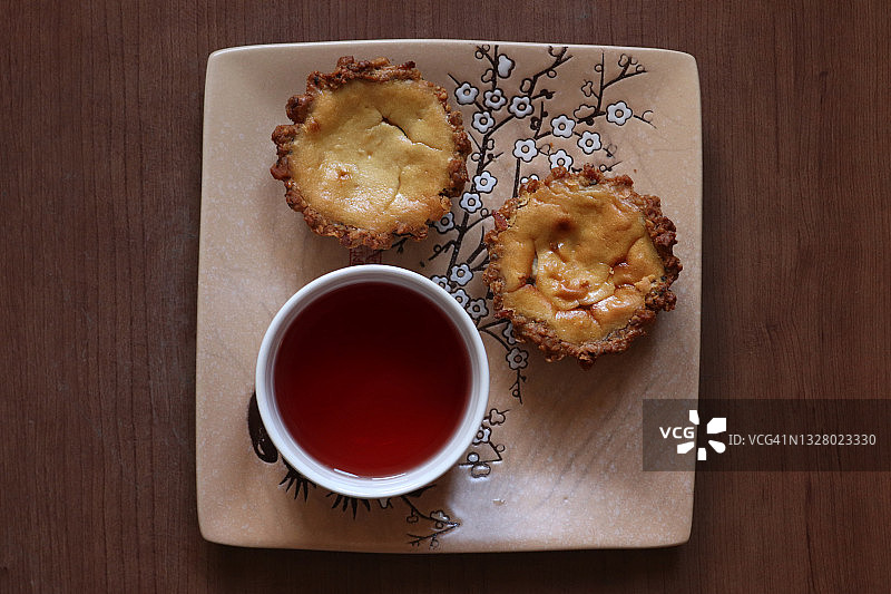 迷你芝士蛋糕茶会（创意简报：美食背景）图片素材