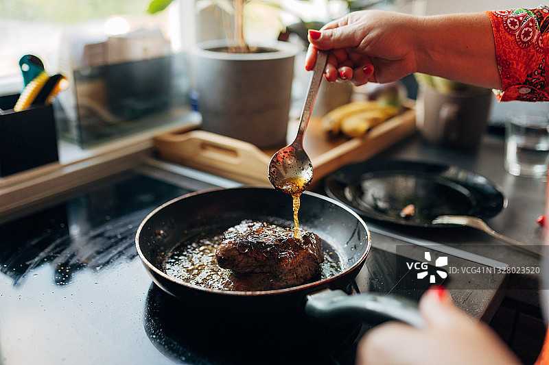 为了沙朗牛排多汁的外壳，必须注入热食用油图片素材
