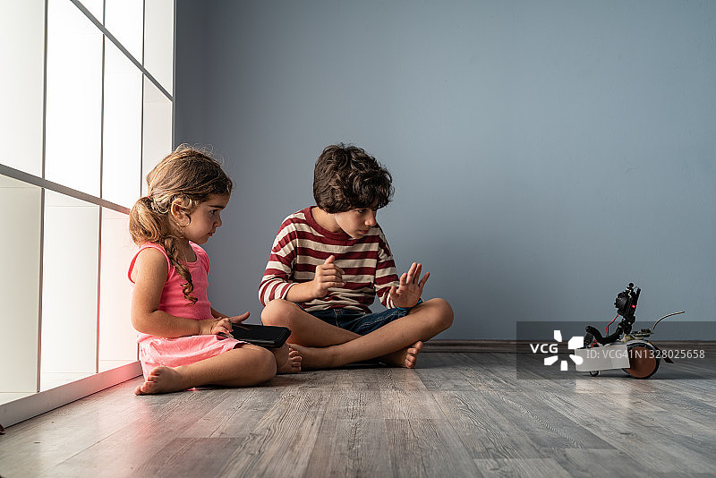 兄妹俩在玩玩具机器人图片素材